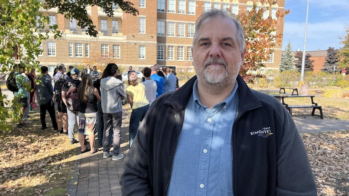 Kurt Vignola lors d'un rassemblement devant le cégep.