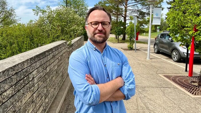 Kurtis Boyer pose debout les bras croisés devant la caméra.