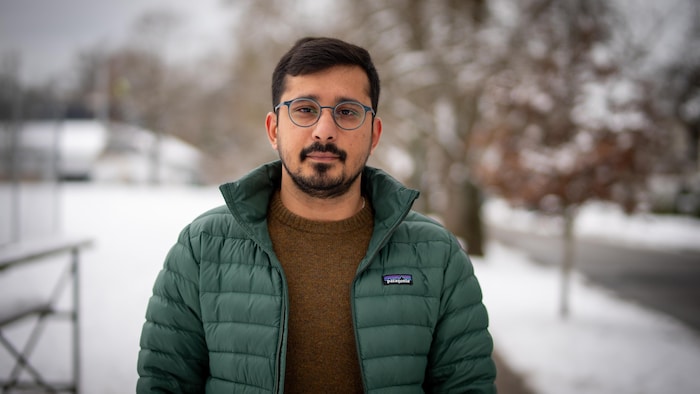 Kushank Bajaj de face, dehors, dans une rue enneigée, en Colombie-Britannique, au début de 2025.