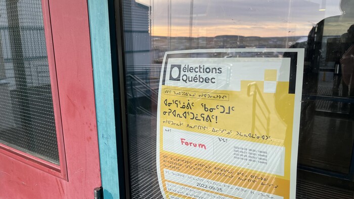 Une affiche en inuktitut qui indique les dates pour le vote par anticipation. 