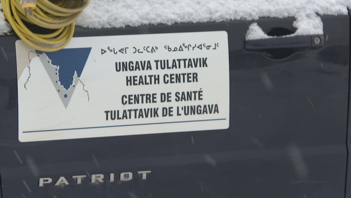 Logo du Centre de santé Tulattavik de l'Ungava sur la porte d'un véhicule