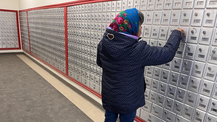 Une femme vient chercher son courrier à Kuujjuaq en septembre 2022. 