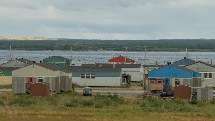 Une rue de Kuujjuaq face à la rivière. Septembre 2022.