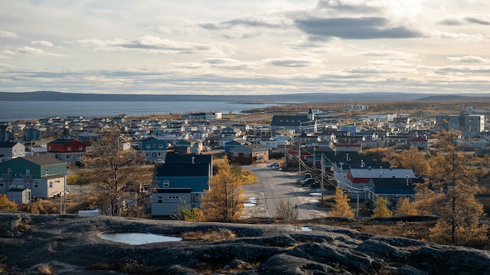Vue du village de Kuujjuaq en octobre 2025.