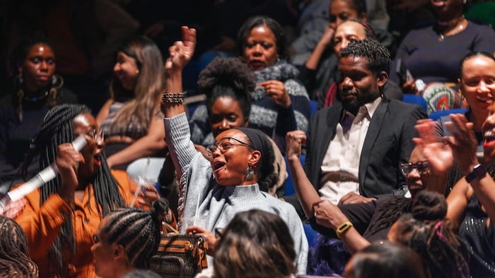 Des spectateurs réagissent à une performance au Festival Kuumba. 