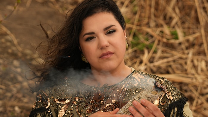 Eadsé qui brûle de la sauge.