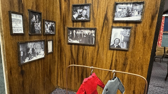 Photo de la maquette du restaurant Kwong Chow Chop Suey House, où l'on distingue, sur le mur miniature, une photo d'époque du premier ministre John Diefenbaker apprenant à utiliser des baguettes.