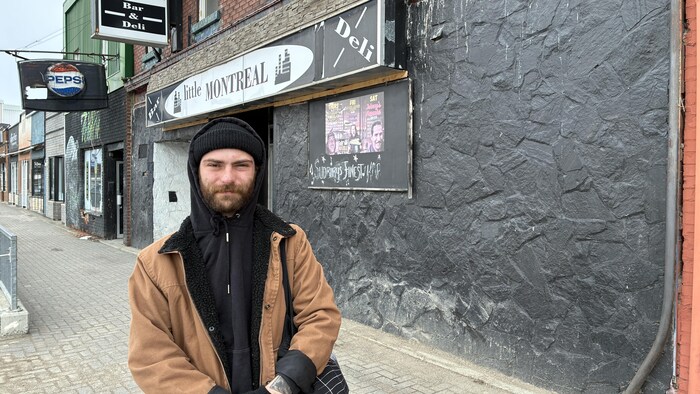 Une personne qui porte une tuque et un manteau. 
