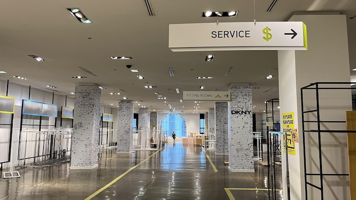 Un magasin La Baie vide.