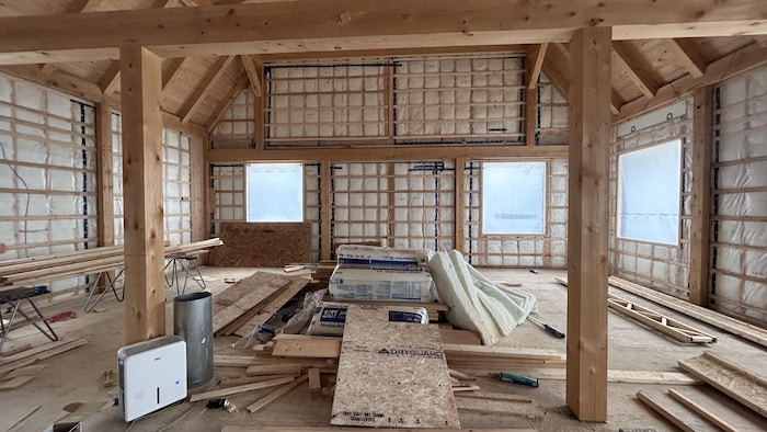 Le chantier de construction de la grange vue de l'intérieur.