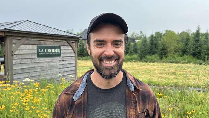 Jonathan Auclair sourit à la caméra.