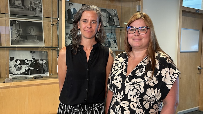 Sophie Lajoie et Audrey St-Onge posent dans les studios de Radio-Canada.