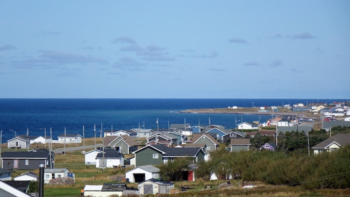 Des maisons au bord de la mer.