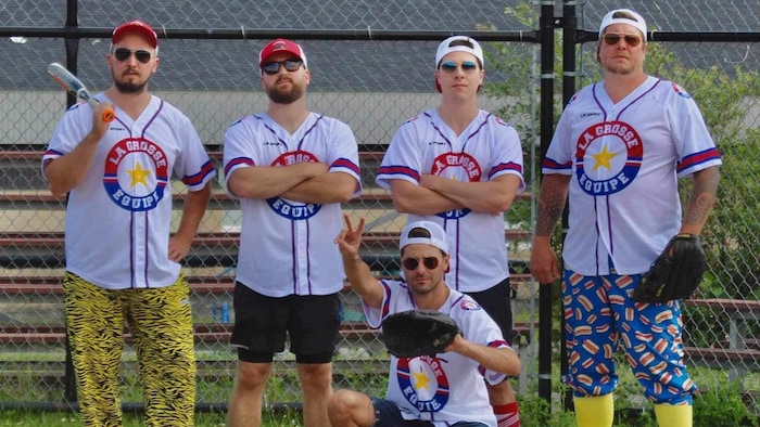 Cinq gar&ccedil;ons habill&eacute;s en &eacute;quipe de baseball.