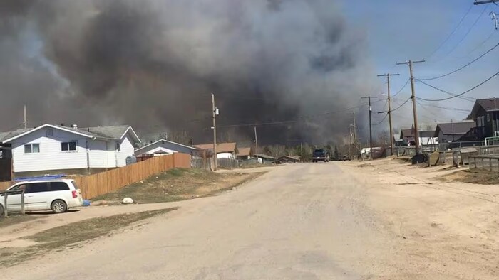 La fumée s'élevant du feu de forêt dans la village de La Loche, située dans le nord-ouest de la Saskatchewan.
