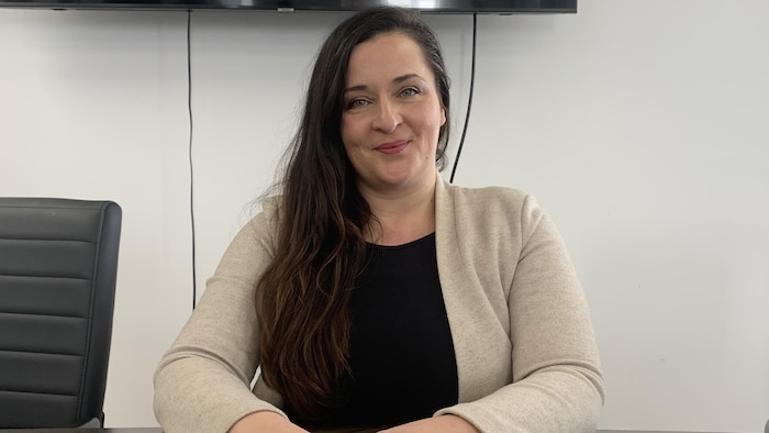 Sarah Boughanmi assise dans son bureau.