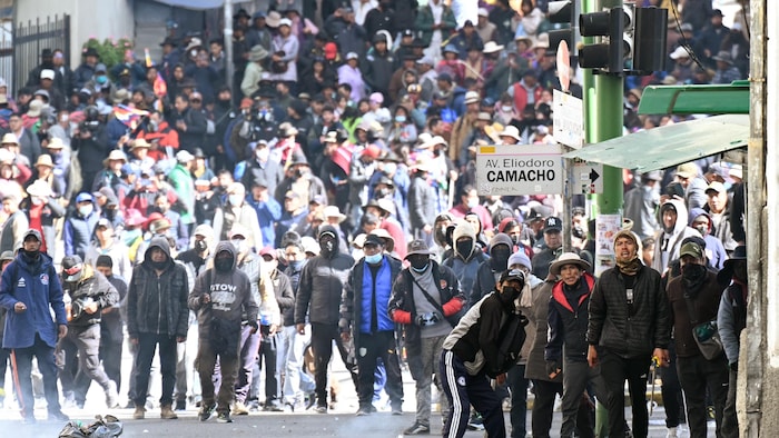 Des dizaines de manifestants. 