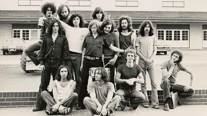 Photo noir et blanc d'une douzaine de membres de la troupe de th&eacute;&acirc;tre La Quenouille bleue.