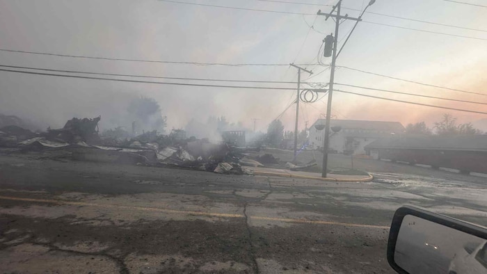 Les restes d'une quincaillerie brûlée.