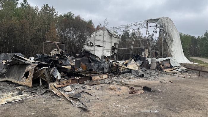 Des bâtiments détruits à La Ronge, en Saskatchewan, après le passage d'un feu de forêt, en juin 2025.