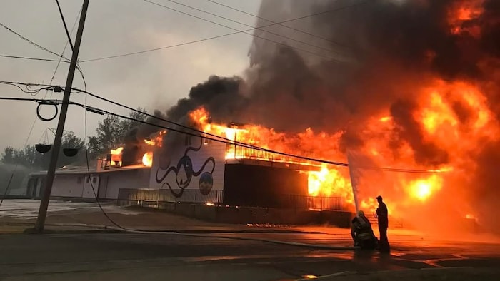 Le commerce iconioque de La Ronge Robertson trading post est ravagé par les flammes.