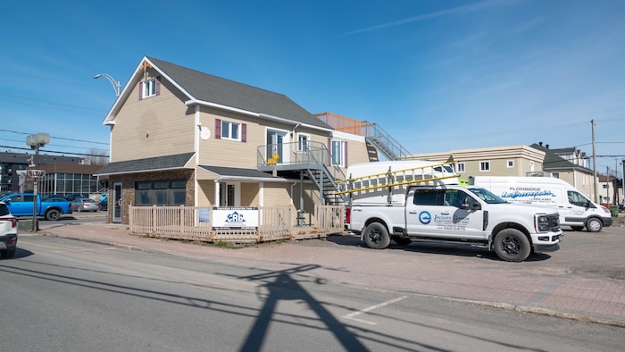 Des camions devant un bâtiment.