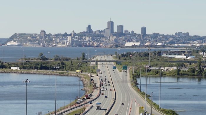 Vue aérienne de l'autoroute Dufferin-Montmorency et de la ville de Québec.