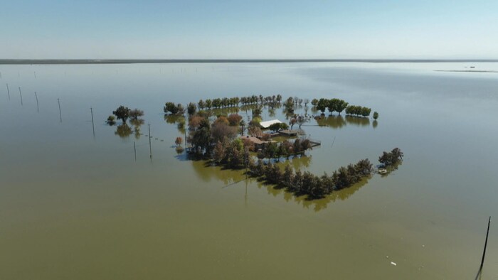 Une ferme inondée.