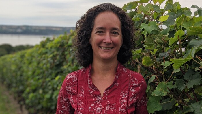 Une femme dans un vignoble.