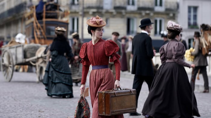 Une femme regarde au loin. 