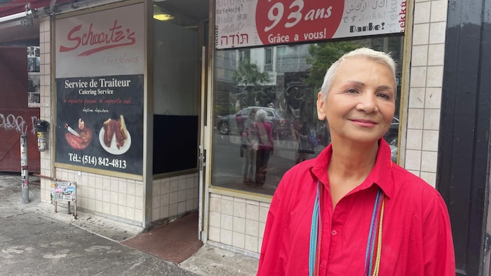 Une femme en rouge devant le restaurant.