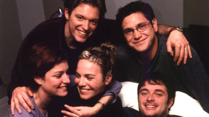 Portrait de groupe des cinq personnes qui sourient.