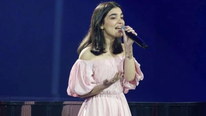 كريستا ماريا ابو عقل تغني في برنامج ’’ذا فويس‘‘ في كندا.