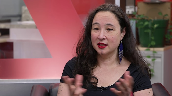 Laakkuluk Williamson répond aux questions de CBC dans un studio télé.