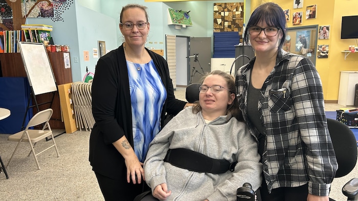 La directrice générale de l'Association pour la protection des droits des personnes handicapées, Annie Labonté, Andréanne Fortin et l'éducatrice spécialisée Leany Ouellet.