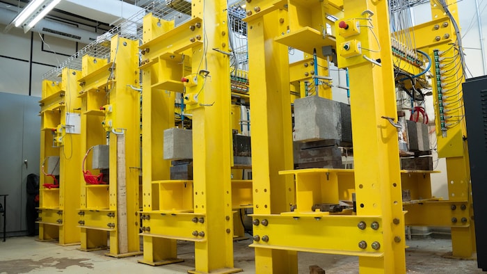 De la machinerie jaune.