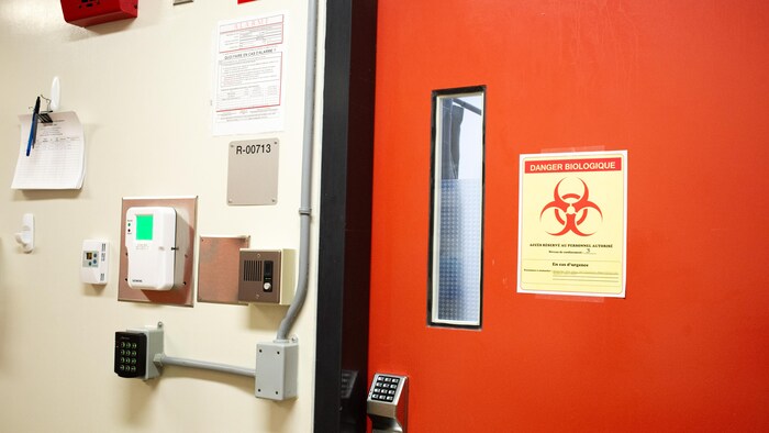La porte sécurisée pour entrer dans le laboratoire de confinement de niveau 3.