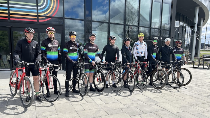 Les artisans du Programme santé mieux-être en milieu de travail sont arrivés à vélo pour inaugurer leur initiative.