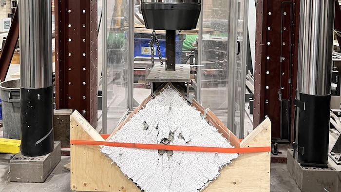 A square brick is placed in the medium, a hydraulic piston is coming to evaluate the endurance pressure.