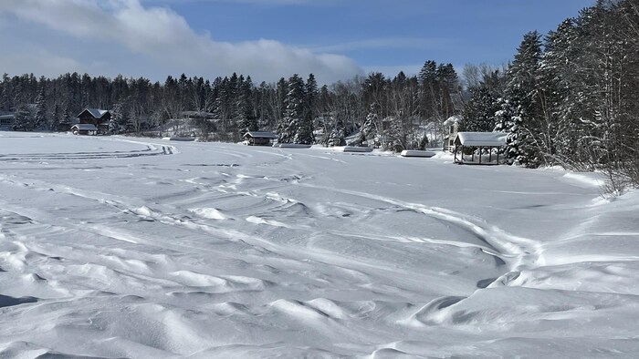 Un lac gelé en hiver.