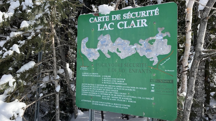 Une affiche dans une forêt en hiver.