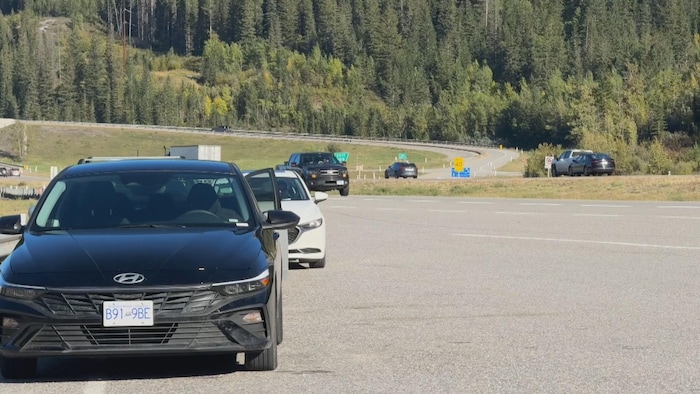 Des voitures sur la très populaire aire de repos du lac des Arcs. 
