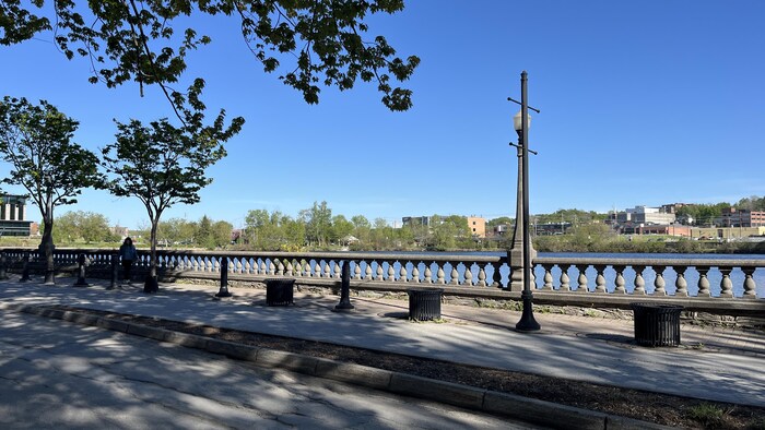 Gros plan sur la promenade du lac des Nations.