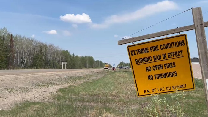Un panneau d'avertissement interdisant les feux est visible dans la municipalité rurale de Lac du Bonnet, jeudi.