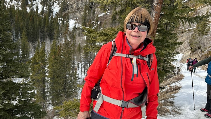 Jutta Hinrichs se trouve dans un sentier enneigé. 