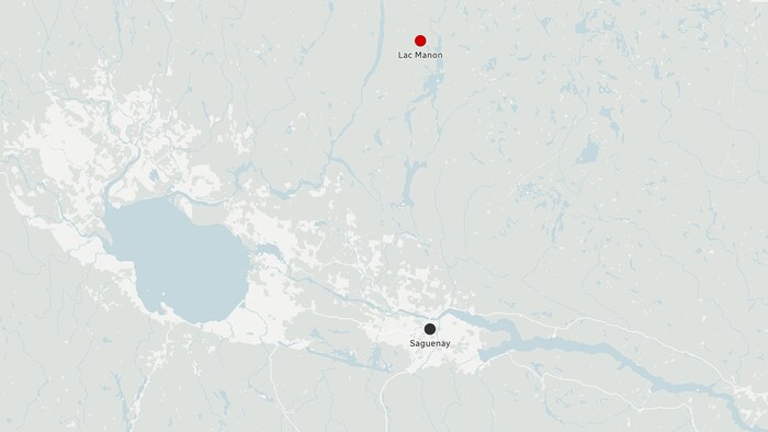 Une carte montre la distance entre la ville de Saguenay et le lac Manon.