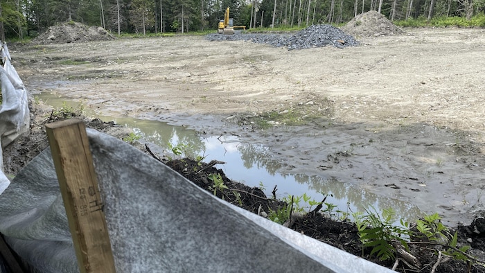 Un vaste chantier pour la construction d'un bassin de sédimentation.