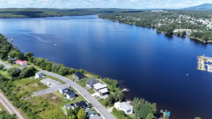 Vue aérienne du plan d'eau.