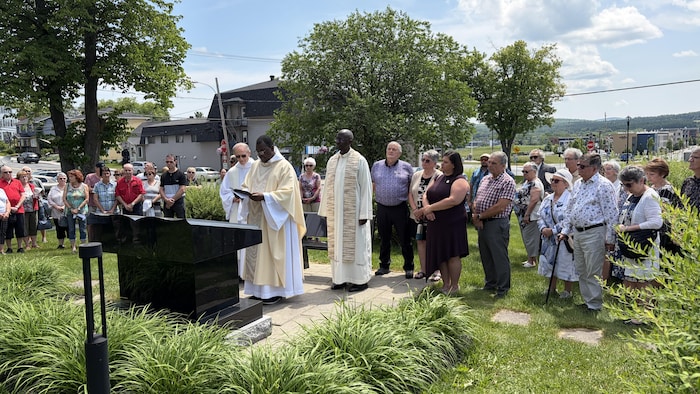La mairesse de Lac-Mégantic, Julie Morin, et l'ancienne mairesse, Colette Roy-Laroche, ont assisté à la messe commémorative célébrée par l'abbé Clément Banaba, prêtre et coordonnateur du Secteur pastoral Mégantic.
