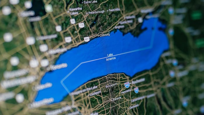 Sur cette photo d'un écran d'ordinateur, une vue de Google Maps montrant le lac Ontario désigné sous le nom de « lac d'Amérique » est affichée à La Habra, en Californie, le lundi 31 août 2026.